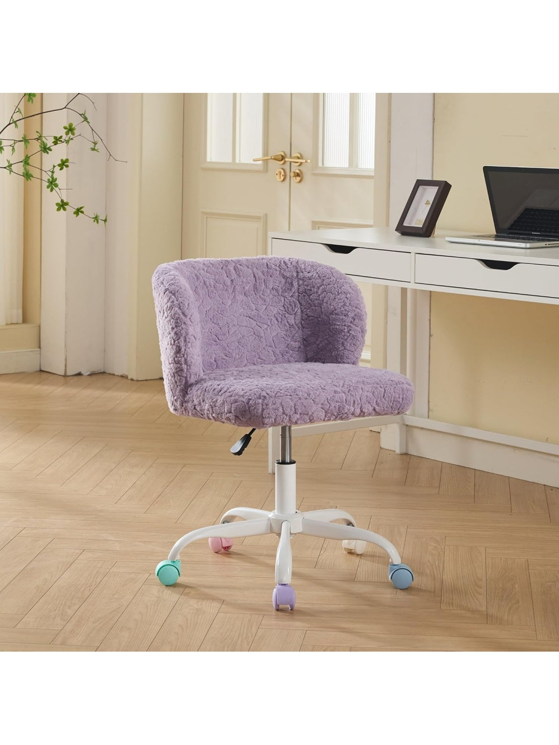 Flauschiger Schminktischstuhl aus Kunstfell mit hohenverstellbarem Sitz 360 Grad Drehfunktion und Rollen in Violett wn9952573